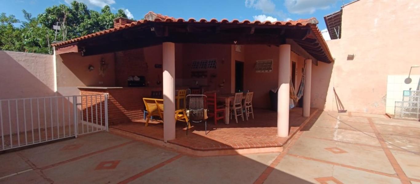 CASA NA Vila Tênis Clube em Assis