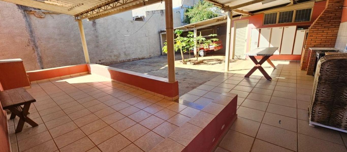 CASA NA Vila Paraíso em Assis