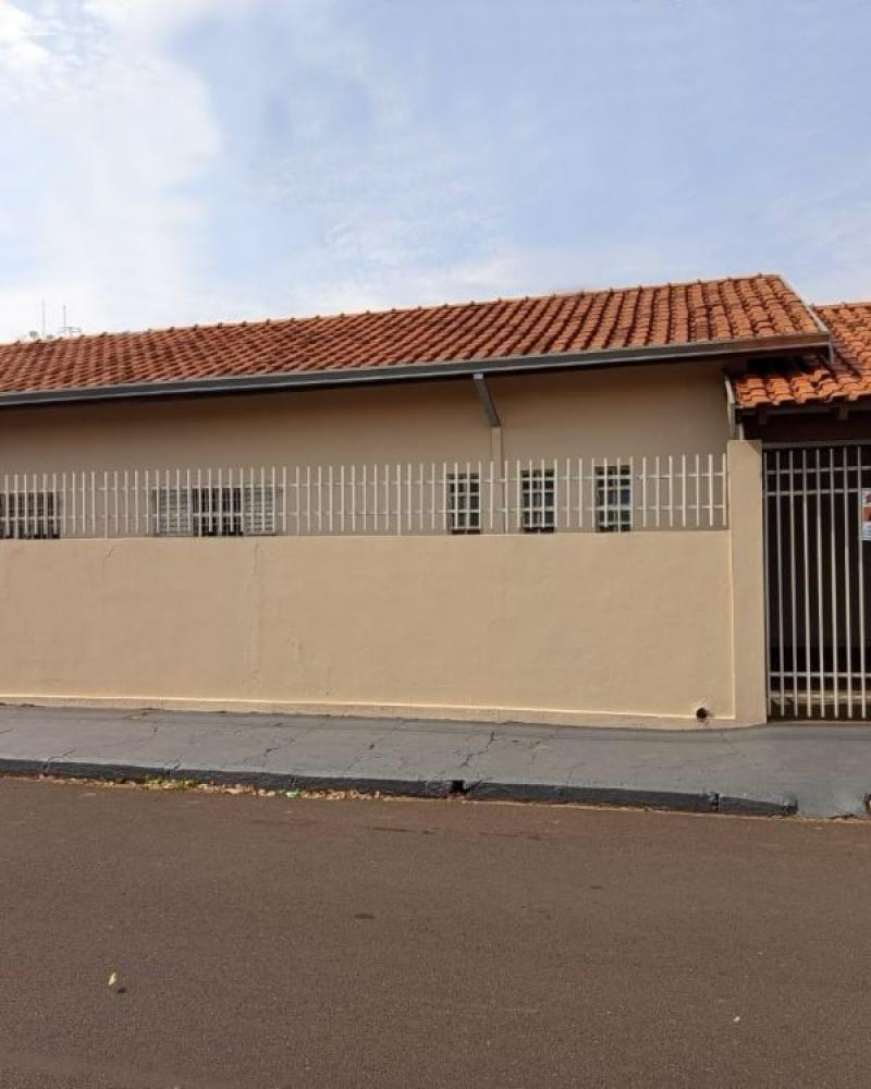 CASA NA Vila Tênis Clube em Assis